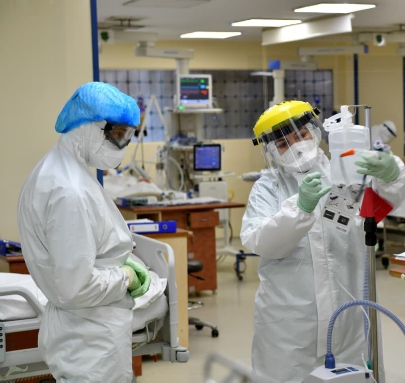 <p><b>AKTİF VAKA SAYISI 33 BİNİ GEÇTİ</b></p><p><b><br></b></p><p>Salgında ikinci dalganın etkili olduğu ülkede mayıs ayında 2 binin altına düşen aktif vaka sayısı da son günlerdeki sert yükselişle 33 bin 304'e ulaştı.</p>