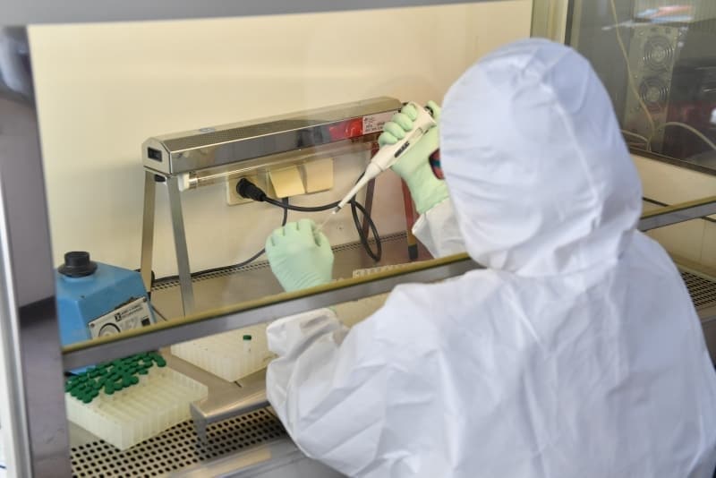 <p><span >Tel Aviv yönetimi, mayıs ayında günlük vaka sayısının 20'nin altına düşmesi üzerine ülkedeki COVID-19 tedbirlerinin çoğunu kaldırmıştı.</span><br></p><p>Salgın nedeniyle kapatılan okullarda yeniden eğitime başlanmış, alışveriş merkezleri, pazarlar ve lokantaların da içinde yer aldığı işletmeler tekrar açılmıştı.</p><p><br></p>