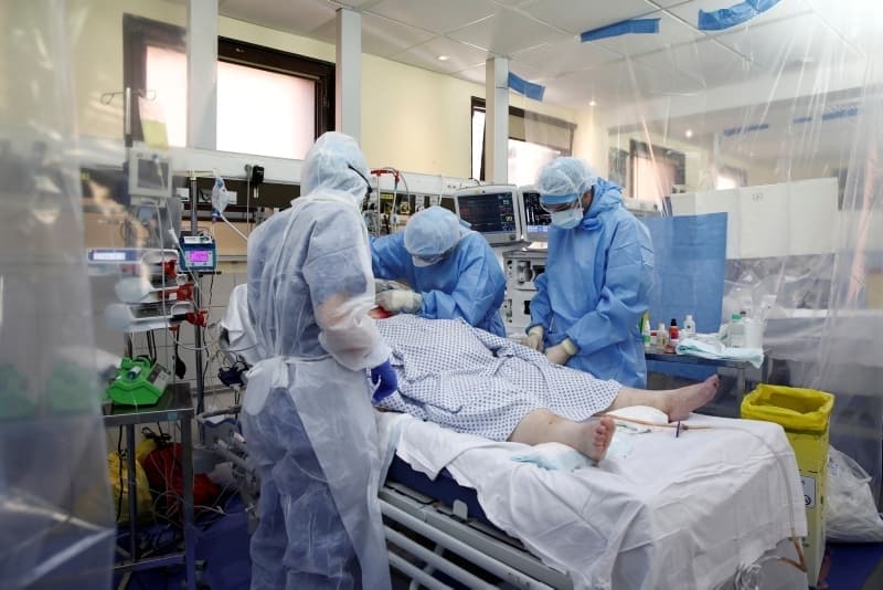 <p>Ülkede böylece COVID-19 kaynaklı can kaybının 457'ye ulaştığı, 1770 kişide daha COVID-19 tespit edilmesiyle toplam vaka sayısının ise 60 bin 678'e yükseldiği kaydedildi.</p><p><br></p>