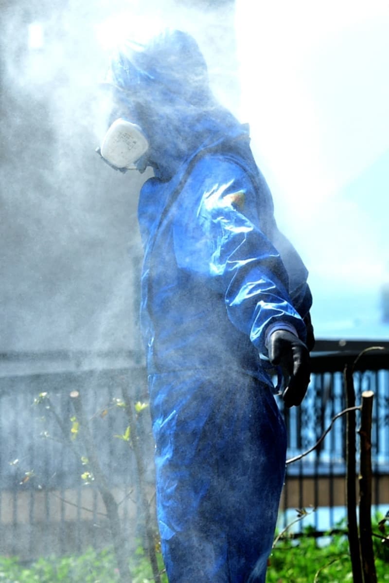 <p>Vaka sayılarındaki sert yükseliş nedeniyle İsrail yönetimi, 6 Temmuz'da aralarında spor salonları ve gece kulüplerinin de yer aldığı mekanların yeniden kapatılması kararı almıştı. Sinagog ve lokantalara da 20 kişi sınırlandırılması getirilmişti.</p>