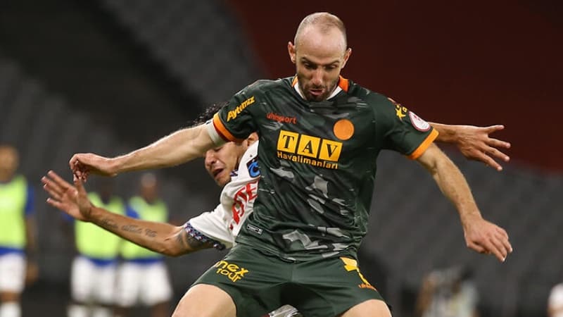 <p>Akdeniz ekibinin ilk 11'inde Marafona, Juanfran, Tzavellas, Caulker, Nsakala, Ceyhun Glselam, Siopis, Bakasetas, Efecan Karaca, Junior Fernandes ve Cisse yer ald.</p>