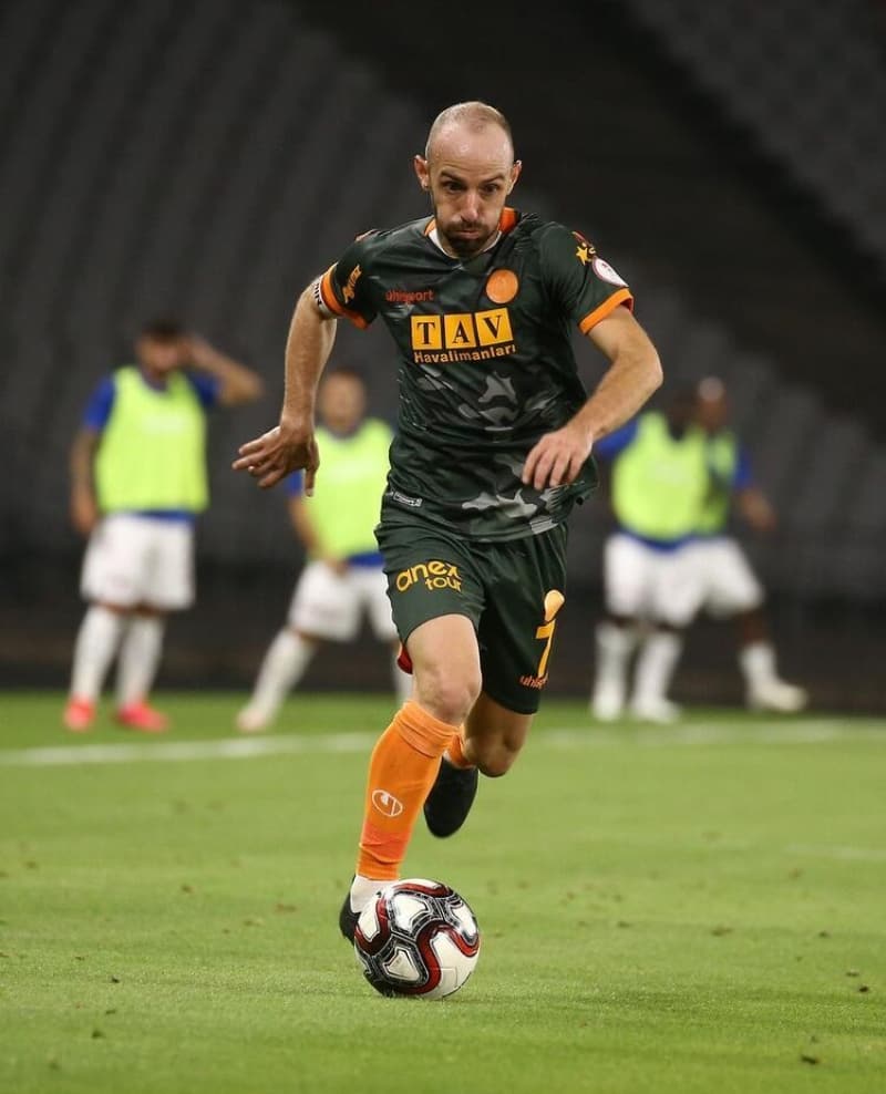 <p>Karlamann 63. dakikasnda Alanyaspor teknik direktr Erol Bulut, kaptan Efecan Karaca'y kenara ald.</p>