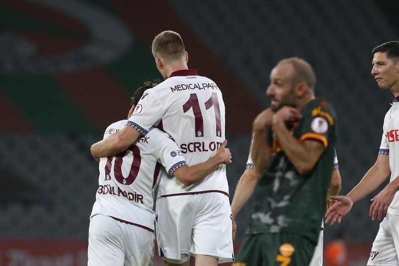 <p>Milli futbolcu saha kenarna geldiinde ise sandalyeye tekme att.</p>