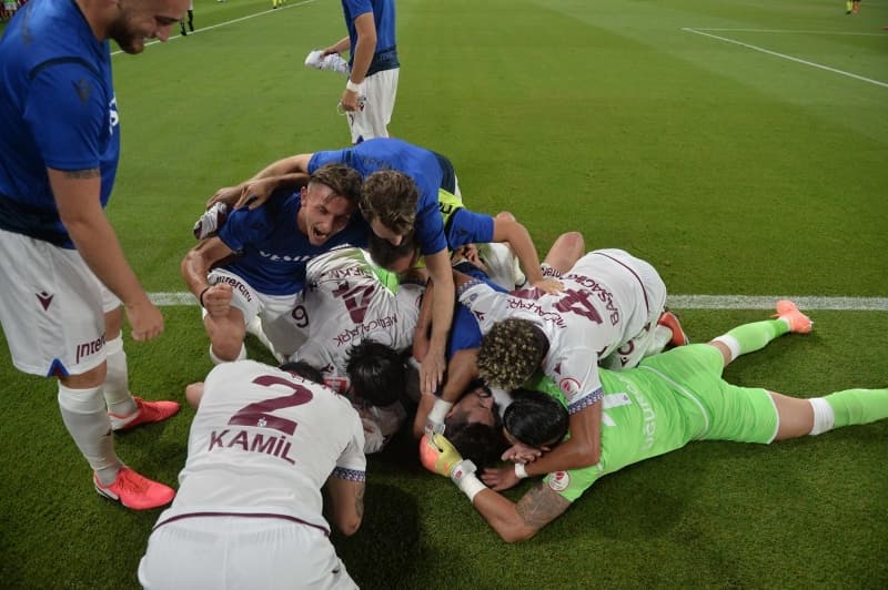 <p><b>EROL BULUT'A TEPK GSTERD </b></p><p>Efecan Karaca, oyundan karlmasna uzun sre tepki gsterdi.<b><br></b></p>