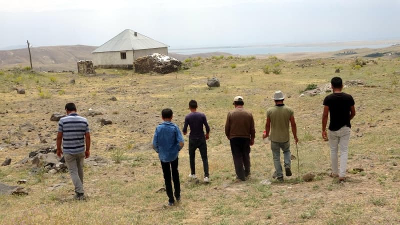 <p>Zehirli bir akrebin ısırdığını ve dikkatli olmamızı söyledi. 2 yıl önce de küçük çocuğum Arda’yı sokarak hastanelik etmişti. Artık o evde yaşamak çok zor. Evin her yanını akrepler sarmış. Sadece ev değil köyün kale kısmını resmen kuşatmışlar. Hangi taşı kaldırıyorsak altından akrep çıkıyor. Korkudan evi boşaltıp ben, eşim ve 2 çocuğum kayınpederin evinde yaşamaya başladık' dedi.</p>