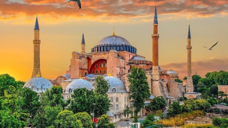 <p>Kurban Bayram'nn bata slam alemi olmak zere tm dnyaya sevgi, bar, dostluk ve kardelik getirmesini diliyorum. yi bayramlar...</p>