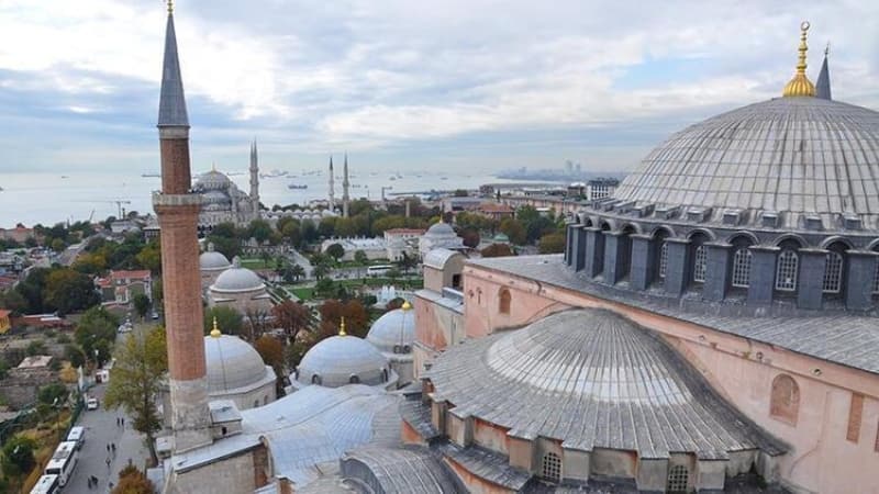<p>Kurban Bayram'nn tm insanla bar ve huzur getirmesini diliyor; yurt iinde ve yurt dnda yaayan vatandalarmz ile tm slam aleminin bayramn kutluyorum...</p>