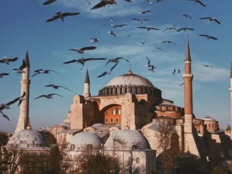 <p>En gzel bayramlarn en gzel anllar sadece bugn deil her gn size gzel bir an olsun! Kurban Bayramnz Mbarek Olsun</p>