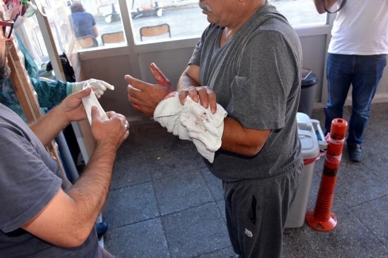 <p>Genellikle el, kol ve bacaklarında kesik oluşan yaralılar, ayakta müdahaleleri yapılarak evlerine gönderildi.</p>