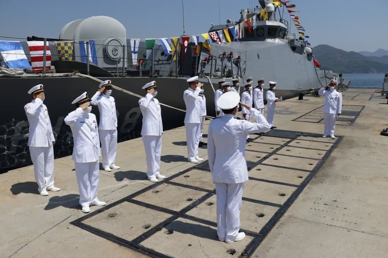 <p>TCG Ka Frkateyni'nde grev yapan 'Barbaros Hayrettin Paa'nn torunlarnda', yaknlarndan uzakta bayram geirmenin burukluu olsa da, vatan iin ter dkmenin gururu hakim.</p>