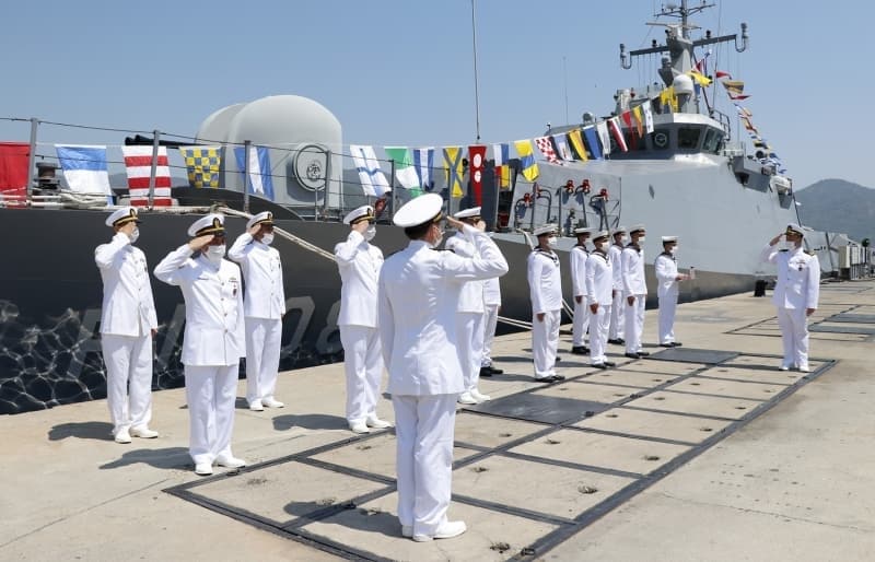 <p>Kurban Bayram'nda Aksaz Deniz ss Liman'na demirleyen frkateynde grevli askerler, milletin huzur ve gvenlii iin karada olduu gibi denizde de eller tetikte bekliyor. Vatan nbetinin bir an olsun aksatlmad frkateynde grevli askerler, birbirleriyle bayramlat.</p>