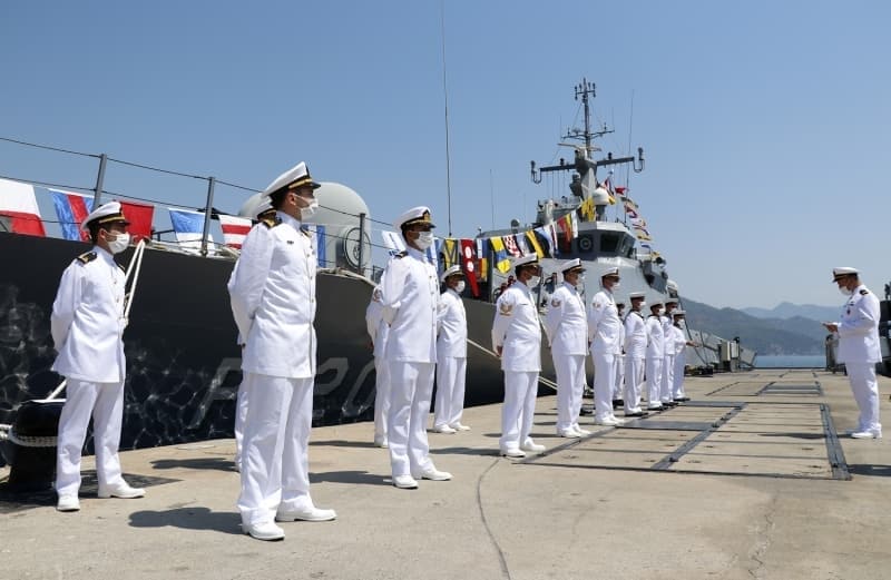 <p>TCG Ka Frkateyni Komutan Yzba Hseyin Can Dalay, askerlerin tek tek bayramn kutlad.</p>