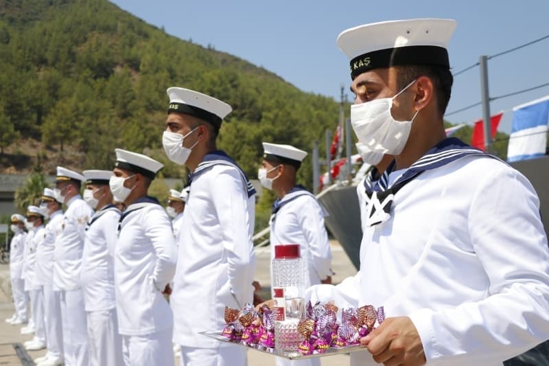 <p><b>- 'Gururla grevimizi yapyoruz'</b></p><p>Frkateynin komutan Yzba Dalay, AA muhabirine, zaman gzetmeksizin 7/24 grev banda olduklarn syledi.</p>