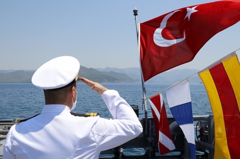 <p>'Her komutan gemisiyle zdeleir ve 'her zincir en zayf halkasna kadar gldr' prensibi dorultusunda gemi personeline takm ruhu ierisinde alma yeteneini kazandrr. Ben de gemi imkan ve kabiliyetlerinin, en etkin ekilde kullanlabilmesi maksadyla personelimi eitim, disiplin ve moral asndan yksek, materyalini ise faal ve hazr tutmaya ynelik yol gsterici ve denetleyici grevini aktif olarak icra etmekteyim. Zorluklara ramen, grevin maneviyat her zaman stn gelmektedir. Bizler anl Trk bayran tm dnya denizlerinde dalgalandran Mavi Vatan'n ylmaz bekileri olmann, hibir bedelle llemeyecek gururuyla grevimizi yapyoruz. Bu gurur her trl zorluun stesinden gelmemizi salyor.'</p><p>(AA)</p>