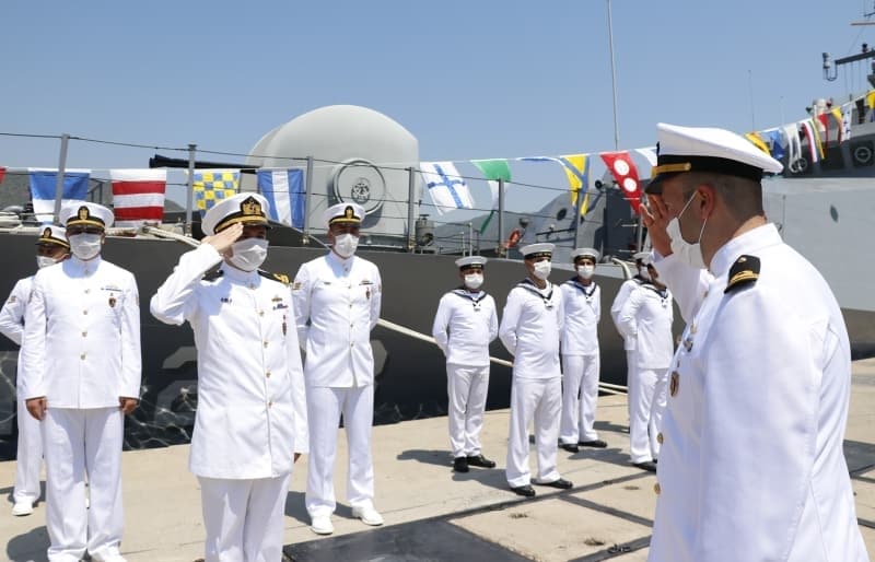 <p>Tokalamadan selam verilerek yaplan bayramlamada, personele ikolata ikram edildi.</p>