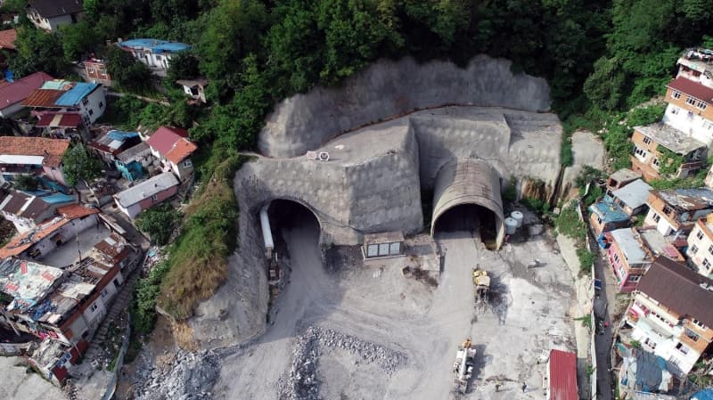 <p><b>'BİR AN ÖNCE BİTMESİNİ BEKLİYORUZ'</b></p><p>Tünelin açılmasını heyecanla beklediklerini ifade eden Ramazan Petekli isimli vatandaş, uzun süredir süren çalışmaların sona gelindiğini söyledi. Tünellerin kentin trafiğini önemli ölçüde rahatlatacağını düşündüğünü söyleyen Petekli, 'Burası bitme aşamasına geldi.</p>