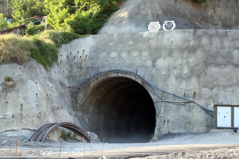 <p>Normalde 20 yıl öne bu tünellerin yapılması lazımdı. Geç kalındı, çünkü yollarımız kötü. Yıllardır bekleniyor Zonguldak'ta. Zonguldak için büyük bir başarı. 49 yıldır böyleyiz. İlk defa bu kadar hızlı çalışma olduğunu gördük. Yarıda bırakmasınlar artık. Bir ara yarıda kaldı. Bir an önce bitmesini bekliyoruz' dedi. (DHA)</p>