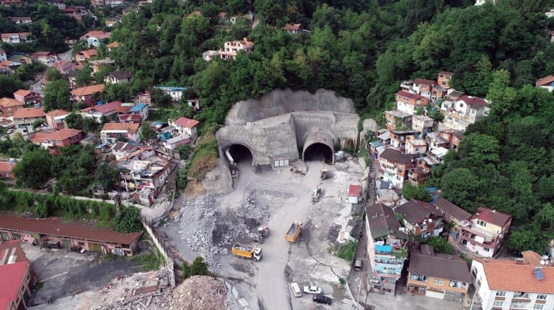 <p><b>45 YILLIK HAYAL GERÇEK OLUYOR </b></p><p>1975 yılında dönemin Zonguldak Belediye Başkanı Hüseyin Öztek'in gündeme getirdiği, ancak yapılamayan Mithatpaşa Tünelleri, 45 yıl sonra bitme aşamasına geldi. Mithatpaşa-1 Tüneli´nde ışık görünürken, hemen yanındaki Mithatpaşa-2 Tüneli´nde ise ışığa 39 metre kaldı. Tünelin ışık görme töreninin, Ulaştırma ve Altyapı Bakanı Adil Karaismailoğlu'nun katılımıyla yapılması planlanıyor.</p>
