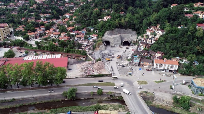 <p>Mithatpaşa Tünelleri'nin hizmete alınmasıyla birlikte Zonguldak- Kilimli arasındaki 10.8 kilometrelik yol, 5.7 kilometreye, yolculuk süresi ise 30 dakikadan 5 dakikaya düşecek.</p>
