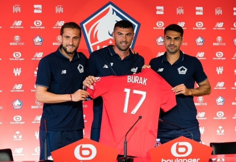 <p><b>'ABİ FORMA SENİN, GÖNLÜMDEN VERİYORUM'</b></p><p><span >Zeki Çelik Lille'de giydiği 17 numaralı formayı Burak Yılmaz'a verdi.</span><br></p>