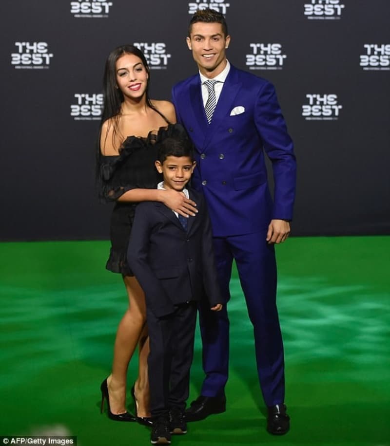 <p>Cristiano Ronaldo, yine bu yl sevgilisi Georgina Rodrguez'e doum gn hediyesi olarak pahal bir araba hediye etmiti.</p>