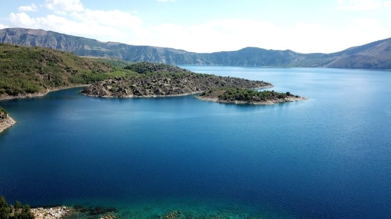 <p>Ailesiyle İzmir'den Nemrut'a gelen Emine Akan Özel de Nemrut Krater Gölü'nü herkesin gelip görmesini tavsiye etti.</p>