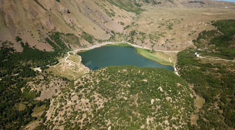 <p>Ceyhan Güzel ise arkadaşlarının daveti üzerine Bitlis'e geldiğini belirterek, 'Nemrut'un adını çok duymuştum ama gelmek nasip olmamıştı. Burada arkadaşlarım var. Davetleri üzerine gelip gördüm. İyi ki gelip buraları gördüm. Herkesin gelmesini tavsiye ediyorum.' diye konuştu.</p>