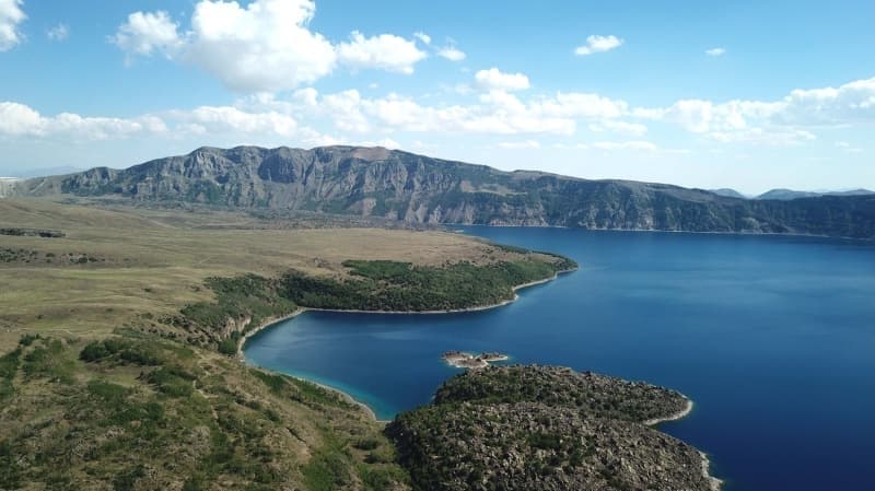 <p>Adana'dan gelen Hüseyin Güzel, gazetecilere, doğa harikası bir yer olan Nemrut'a daha önceden hiç gelmediğini söyledi.</p>