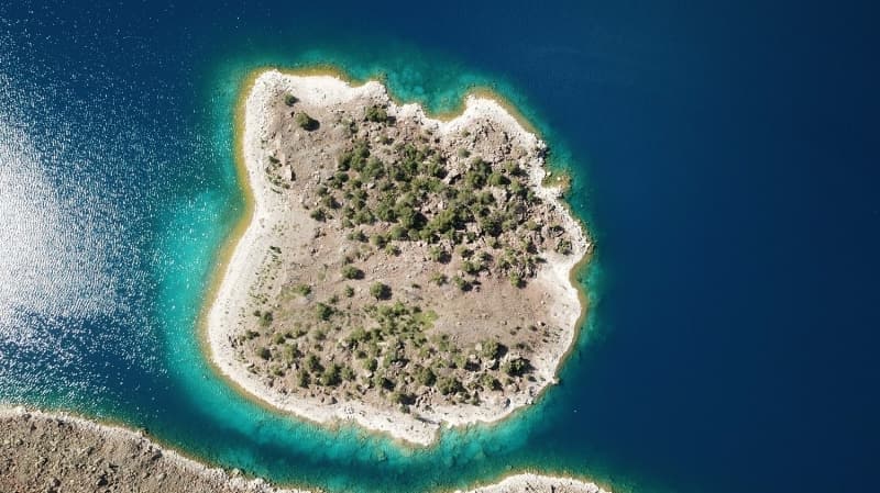 <p>Doğal güzelliklerinin yanı sıra sıcak ve soğuk gölleri, buz mağarası, buhar bacası, kuş türleri ve biyoçeşitliliği ile ilgi çeken Nemrut'a gelen ziyaretçiler, şehrin kalabalığından uzakta göl manzarasına karşı kamp ve piknik yapmanın tadını çıkarıyor.</p>