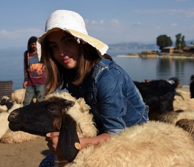 <p>“Kıyıdüzü köyünde oturuyorum. Burada tarım ve hayvancılıkla uğraşıyoruz. Hayvanlarımız günde iki defa sağıma getiriliyor. Saat 11.00 sıralarında geliyor. 2-3 saat dinlendikten sonra 15.00 sıralarında ikinci sağıma geliyorlar. Sağımın ardından yaklaşık 15 kilometrelik tozlu bir yolculuğun ardından yaylaya gidiyorlar. Bizim hayvanlar ve Berivanlar zorluk çekiyor. Köyümüzde 5 sürü var. Her sürüde 500-700 arasında değişen hayvan var. Tozlu yolculuk gerçekleşirken hayvanların gözlerinde sıkıntı yaşanırken, bazen de hastalılarla karşılaşıyoruz. Bayağı zorluklar yaşıyoruz. Yaylamızda su olmadığı için hayvanların su ihtiyacını gidermek için 15 kilometre her gün yol yürüterek köye getiriyoruz” dedi.</p>