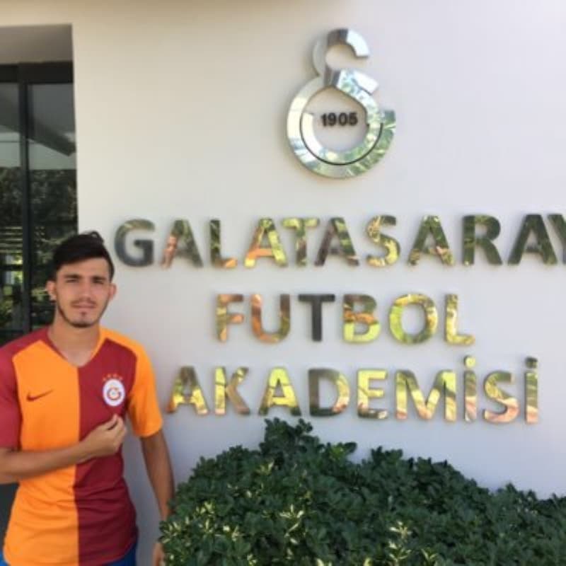<p>1.78 boyundaki genç futbolcunun patlama yapması ve sarı-kırmızılı kulübün Ozan Kabak örneğinde olduğu gibi iyi paralar kazanması hedefleniyor.</p>