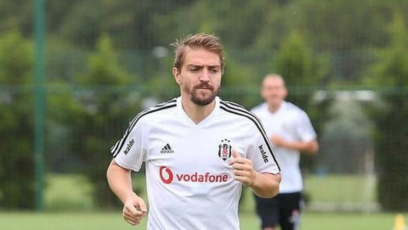 <p>Terim, boşta olan Caner Erkin’e verilecek yıllık 8-10 milyon liranın kulübe ek yük getireceğini düşünerek genç futbolcu Süleyman Luş'a şans verme kararı aldı.</p>