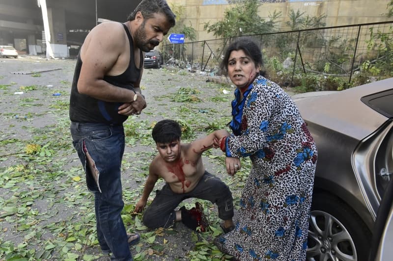 <p>Başbakan Diab, ise Beyrut limanı neden patladığı konusunda 6 yıldır bekletilen 2750 ton gibi büyük miktarda amonyum nitratın bu şiddetli patlamaya sebep olduğunu söyledi.</p>