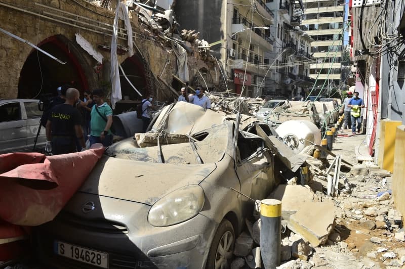 <p>1975-1990 arasında yaşanan iç savaş ve çatışmaların yaralarını halen taşıyan Lübnan'da yaşayan bazı sosyal medya kullanıcıları bir deprem olduğunu sandıklarını açıkladı. Patlamanın ardından gözyaşları içindeki yüzlerce insan sokaklarda akrabalarını aramaya çıktı. Beyrutlu tasarımcı Huda Baroudi, “Patlama beni metrelerce uzağa fırlattı. Kendime geldiğimde üzerim kan revan içindeydi. Bu kadar büyük bir patlamayı 1983 yılında ABD elçiliğinde görümüştüm” dedi.</p>