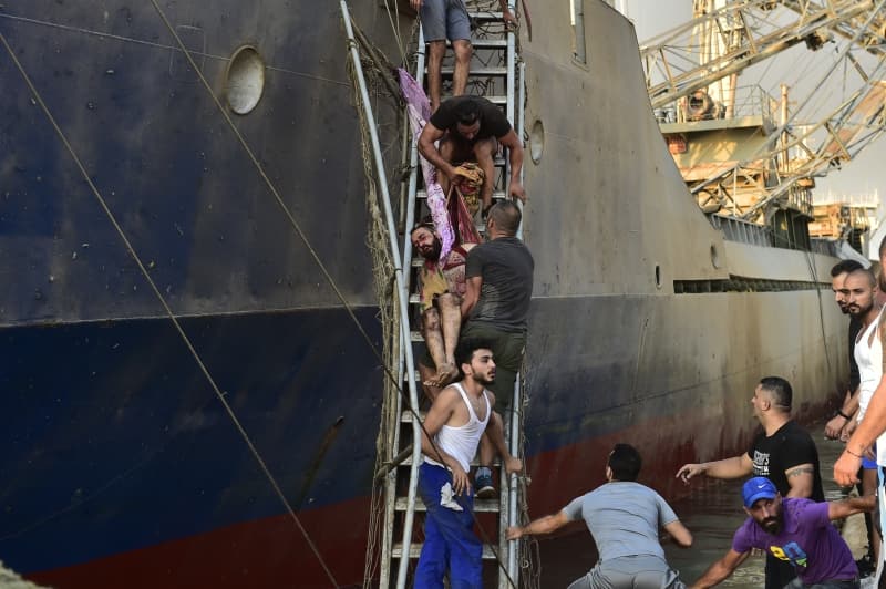 <p>Orta Doğu konusunda deneyim sahibi eski CIA çalışanı Robert Baer, CNN International'a Beyrut’ta gerçekleşen patlamayla ilgili çarpıcı açıklamalar yaptı. Dün gerçekleşen korkunç patlamanın videolarına bakıldığında patlamada amonyum nitratın bulunduğunun kesin olduğunu söyleyen uzman patlamanın asıl sebebinin ise sadece bu olamayacağına inandığını açıkladı.</p>