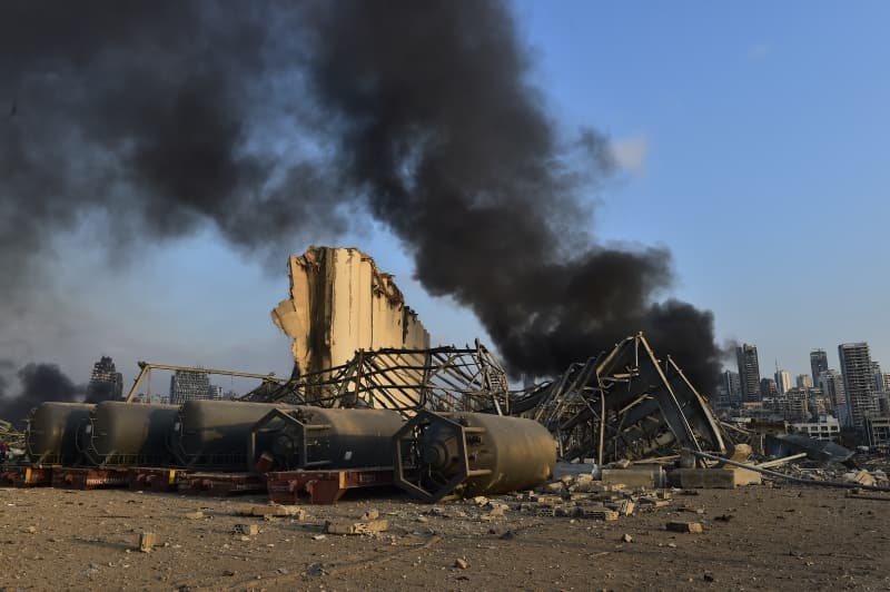 <p>Lübnan’nın resmi haber ajansı NNA’nın bildirdiğine göre patlamanın limandaki bir depoda havai fişeklerin bulunduğu alanda çıkan bir yangından kaynaklandığı bildirilmişti.</p><p><br></p>