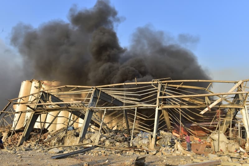 <p>Lübnan Başbakanı Hassan Diab ise daha sonra yaptığı açıklamada gübre ve bombalarda kullanılan 2750 ton amonyum nitrat maddesinin liman içindeki bir depoda 6 yıldır tutulduğunu, halkın güvenliğini büyük tehlikeye atan bu maddenin patlamaya sebep olduğunu söylemişti.<br></p>