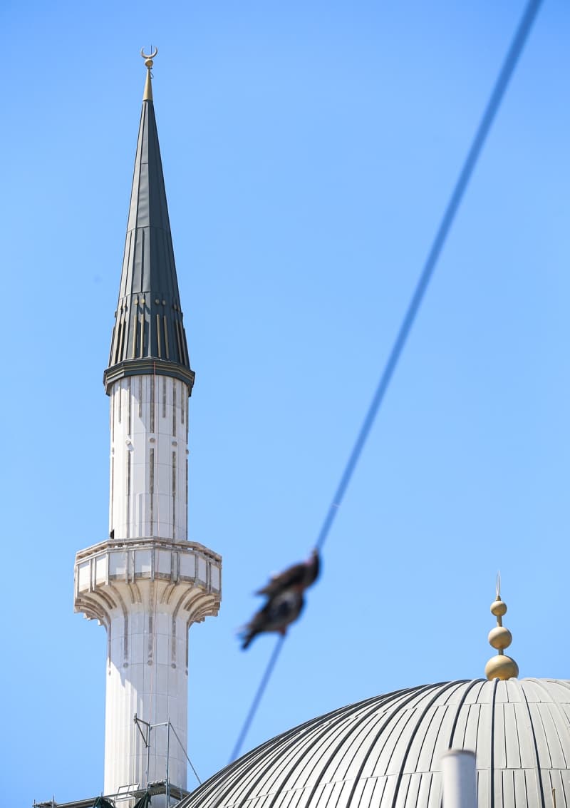 <p>Öte yandan 61 metre yüksekliğindeki 2 minarede çalışmalar tamamlanıyor. Minarelerde bulunan 4 şerefenin 2'si tamamlandı. Şerefelerin tamamlanmasının ardından minarelere kurulan iskele de sökülecek.</p>