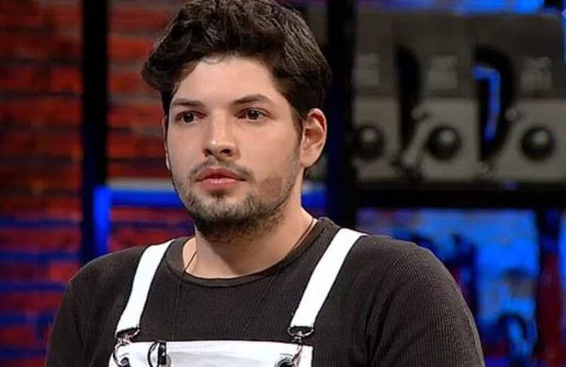 <p>Günün son grubunda yer alan Berk İlter, dana pikata yanında enginar püresi ve krem kapari sosu en beğenilen isim oldu ve finale kalmayı başardı.<br></p>