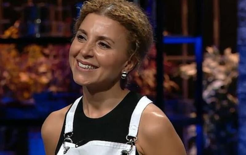 <p>Üçüncü grupta ızgara köfte ve piyaz ile yarışan Özgül Coşar, üçlü düelloyu kazanarak final turuna çıkmayı başardı.</p>