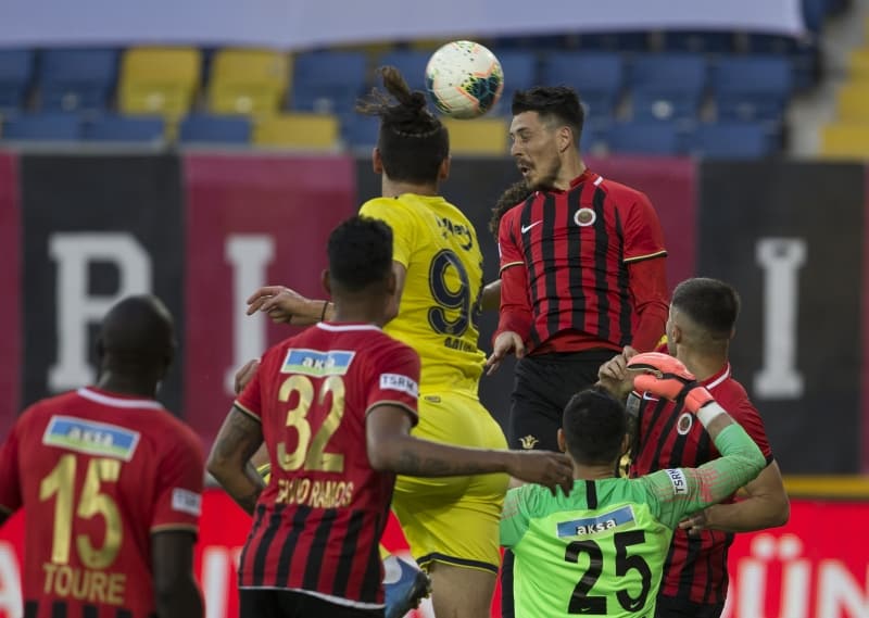 <p>Fenerbahçe ilk olarak Erol Bulut'un takımın başına getirildiğini 'Yuvana Hoş Geldin' mesajıyla duyurdu. 45 yaşındaki hoca ile 2 yıllık sözleşme imzalandı.</p>