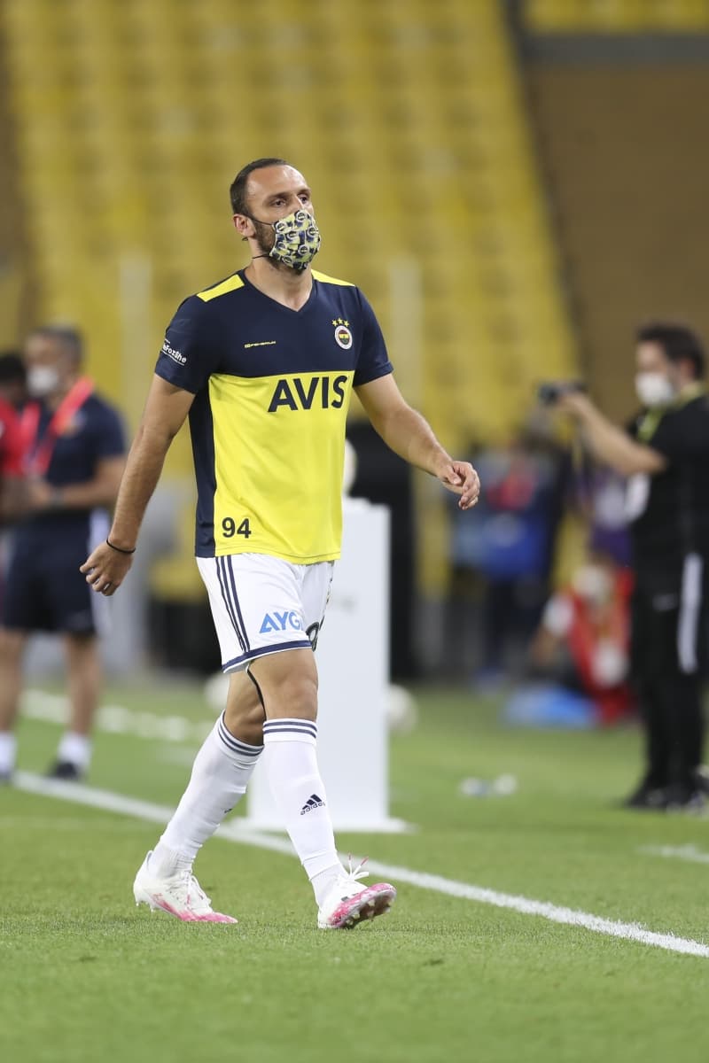 <p>Sarı lacivertli ekip ilk olarak Galatasaray'ın elinde kaptığı Mert Hakan Yandaş'ı resmi olarak duyuracak. 4 yıllık sözleşme imzalanan orta saha oyuncusu bu sezonla birlikte Fenerbahçe formasını terletecek.</p>