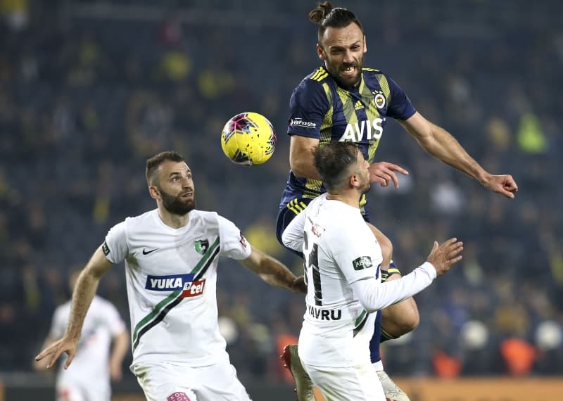 <p>İtalya Serie A ekiplerinden Lazio, Fenerbahçe'nin golcüsü Vedat Muriqi için İstanbul'a geldi.Dün İstanbul'a gelen İtalyan yetkililer, Fenerbahçeli yöneticilerle buluşup masaya oturdu. A Spor'un haberine göre; İtalyanların masaya koyduğu ilk teklif 15+3 milyon euro.</p>