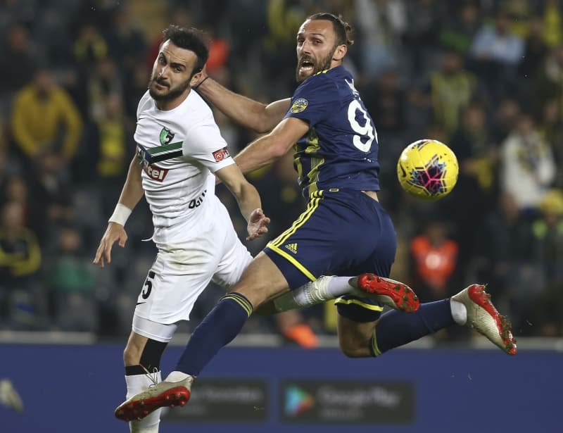 <p>Beşiktaş ile sözleşmesi sona eren Caner Erkin, eski takımı Fenerbahçe’ye döndü.</p>