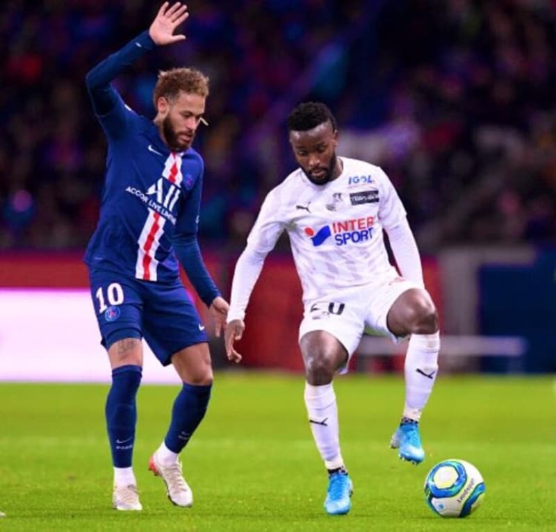 <p><b>BONSERVİSİ 3-4 MİLYON EURO </b></p><p><span >1992 yılında Kolombiya'da dünyaya gelen Stiven Mendoza, futbola CD America'da başladı. Kariyerinde Corinthians ve New York City FC gibi takımlarda forma giyen 28 yaşındaki oyuncu, 2018'in ocak ayında Fransız ekibi Amiens'in yolunu tuttu.</span><br></p>