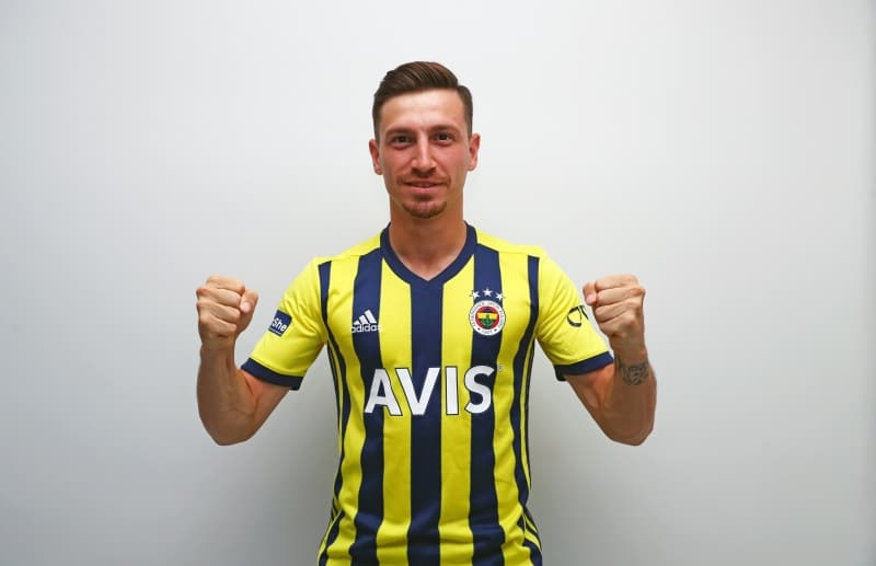 <p>TRT Spor'da yer alan habere göre ise 15 milyon euroluk ilk teklif reddedildi. Lazio'nun dışında Fiorentina'nın da Vedat Muriqi için ısrarcı olduğu belirtiliyor. Fenerbahçe'nin Vedat için 25 milyon Euro istediği kaydedildi.</p>