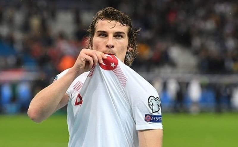 <p>Çağlar Söyüncü yakın çevresine Barcelona ile prensip anlaşmasına vardım. Leicester City ile Barcelona'nın anlaşmasını bekliyorum dediği öğrenildi. </p>