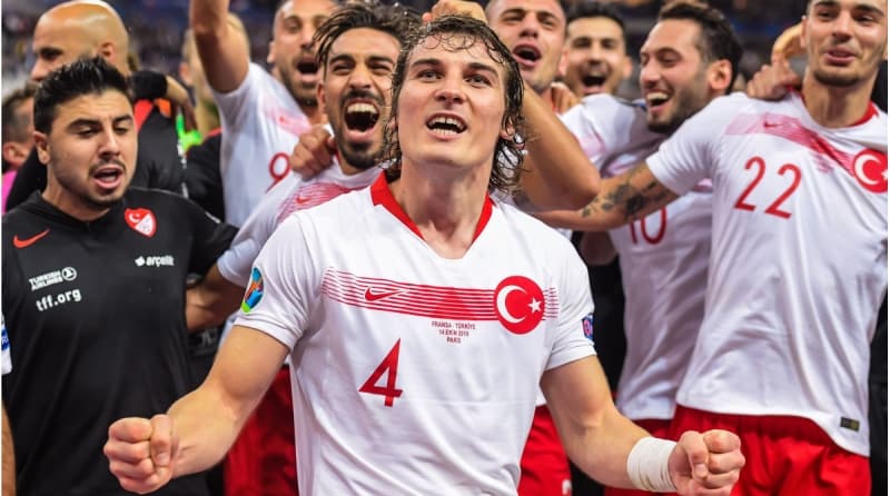 <p>Altınordu’da aldığı alt yapı eğitimi sonrası 2014 yılında Altınordu A takımına yükselen Çağlar, 2016’da 2.6 milyon Euro karşılığında Almanya Bundesliga'dan Freiburg’a transfer olmuştu.<br></p>