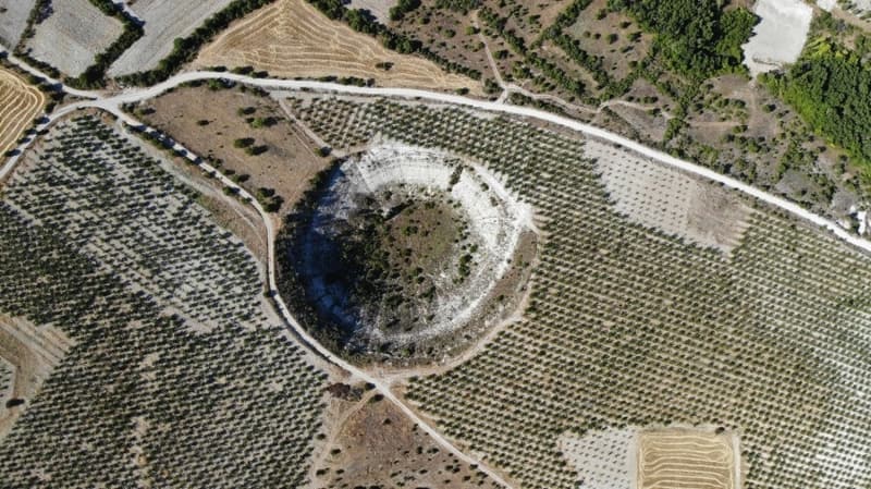 <p>A��n il�esinin �enp�nar Mahallesi mevkisinde bulunan 40 metre derinli�indeki 500 metre geni�li�indeki devasa �ukur dikkat �ekiyor. Y�re sakinleri taraf�ndan 'Kup' ad� verilen �ukurun y�llard�r nas�l olu�tu�u bilinmezken meteor d��mesi veya toprak ��kmesi sonucunda olu�tu�u s�yleniyordu.&nbsp;</p>