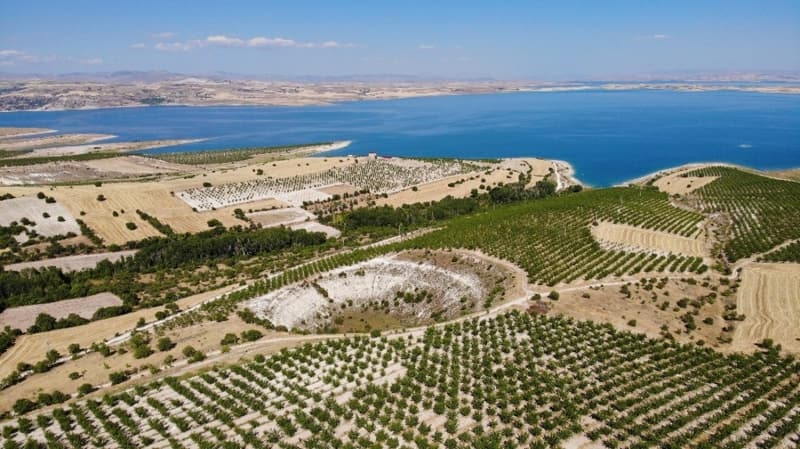 <p>Kup �ukuru ile ilgili son noktay� F�rat �niversitesi (F� ) �nsani ve Sosyal Bilimler Fak�ltesi Co�rafya B�l�m� ��retim �yesi Prof. Dr. Taner �eng�n, koydu. �ukurun karstik bir obruk oldu�unu belirten Prof. Dr. �eng�l, kesinlikle meteor �ukuru olmad���n� vurgulad�.</p>